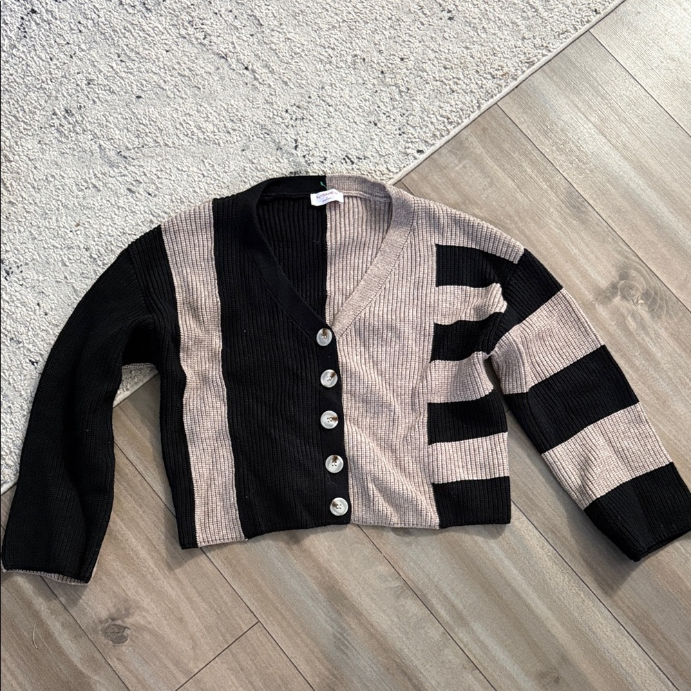 NEVER WORN SWEATER